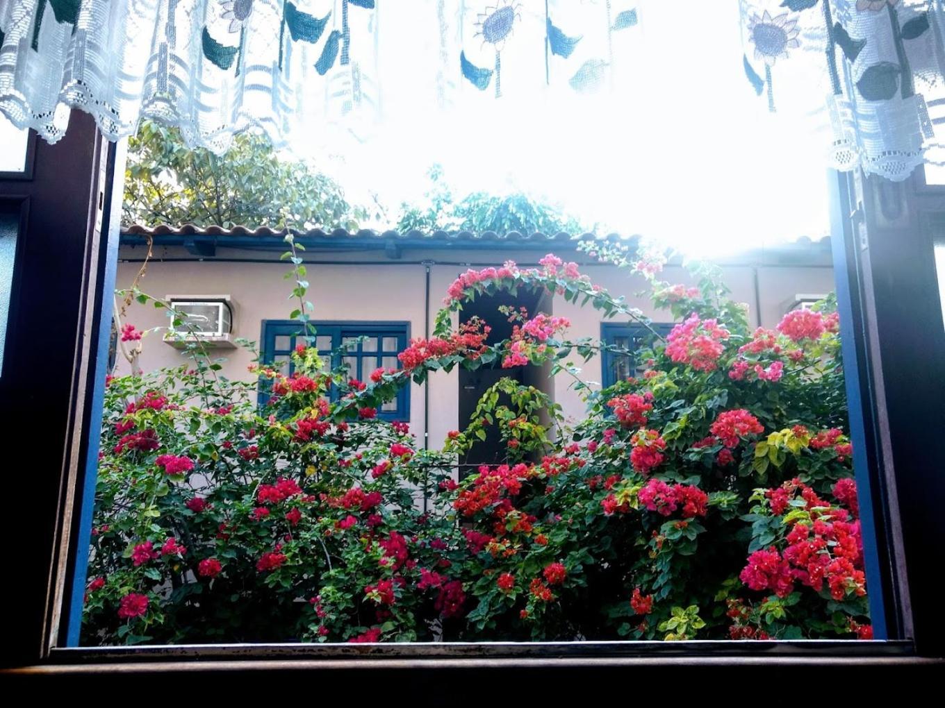 Cr Hotel Bueno - Antigo Hotel Serras De Goyaz Goiania Bagian luar foto Bougainvillea in the garden of the house